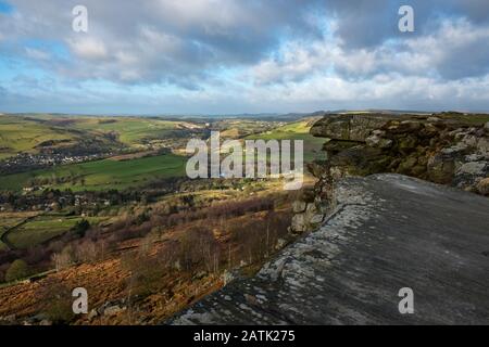 Felsvorsprung im Derbyshire Peak District Stockfoto