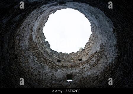 Ein Blick von innen auf einen runden mittelalterlichen Turm oder Tunnel isoliert auf weiß Stockfoto