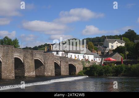 Die Klasse 1 führte eine Brücke aus dem 18. Jahrhundert auf, die über einem Wehr über den Fluss Usk, Crickhowell, Powys, Wales, Großbritannien stand Stockfoto