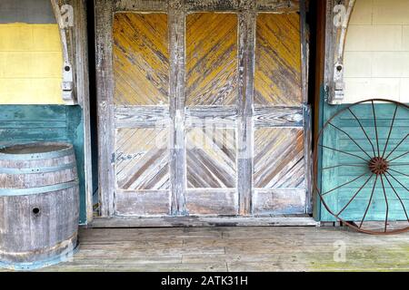 Ein gelb-grüner Laderampe für Bauernscheune Stockfoto