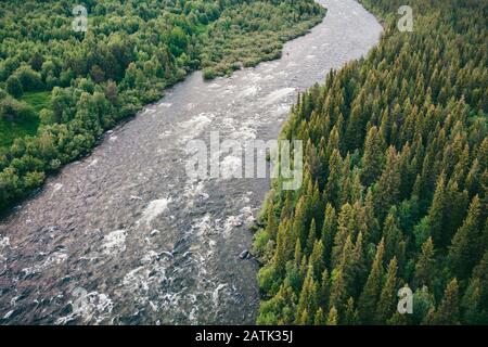 Bergfluss mit Stromschnellen und Wasserfällen Nadelwald im Sommer. Luftansicht von oben Stockfoto