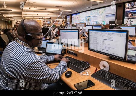 Atlanta, Vereinigte Staaten Von Amerika. Februar 2020. Atlanta, Vereinigte Staaten von Amerika. Februar 2020. Mitarbeiter der Centers for Disease Control and Prevention and Public Health Service im Emergency Operations Center, das auf den Ausbruch des nCoV Novel Coronavirus 2019 im CDC-Hauptsitz vom 3. Februar 2020 in Atlanta, Georgia, reagiert. Der Roman Coronavirus 2019-nCoV, der einen Ausbruch von Atemwegserkrankungen verursacht hat, der zuerst in Wuhan entdeckt wurde, China hat inzwischen mehr als 17.000 Menschen betroffen. Credit: CDC/Planetpix/Alamy Live News Credit: Planetpix/Alamy Live News Stockfoto