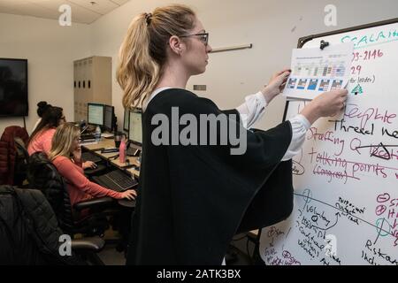 Atlanta, Vereinigte Staaten Von Amerika. Februar 2020. Atlanta, Vereinigte Staaten von Amerika. Februar 2020. Mitarbeiter des Centers for Disease Control and Prevention Emergency Operations Center, das auf den Ausbruch des nCoV-Romans Coronavirus 2019 im CDC-Hauptsitz vom 3. Februar 2020 in Atlanta, Georgia, reagiert. Der Roman Coronavirus 2019-nCoV, der einen Ausbruch von Atemwegserkrankungen verursacht hat, der zuerst in Wuhan entdeckt wurde, China hat inzwischen mehr als 17.000 Menschen betroffen. Credit: CDC/Planetpix/Alamy Live News Credit: Planetpix/Alamy Live News Stockfoto