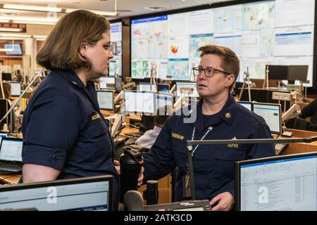 Atlanta, Vereinigte Staaten Von Amerika. Februar 2020. Atlanta, Vereinigte Staaten von Amerika. Februar 2020. Mitarbeiter der Centers for Disease Control and Prevention and Public Health Service im Emergency Operations Center, das auf den Ausbruch des nCoV Novel Coronavirus 2019 im CDC-Hauptsitz vom 3. Februar 2020 in Atlanta, Georgia, reagiert. Der Roman Coronavirus 2019-nCoV, der einen Ausbruch von Atemwegserkrankungen verursacht hat, der zuerst in Wuhan entdeckt wurde, China hat inzwischen mehr als 17.000 Menschen betroffen. Credit: CDC/Planetpix/Alamy Live News Credit: Planetpix/Alamy Live News Stockfoto