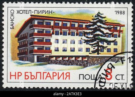 Briefmarke: Das Hotel Pirin befindet sich im Skigebiet Bansko, Bulgarien, 1988 Stockfoto