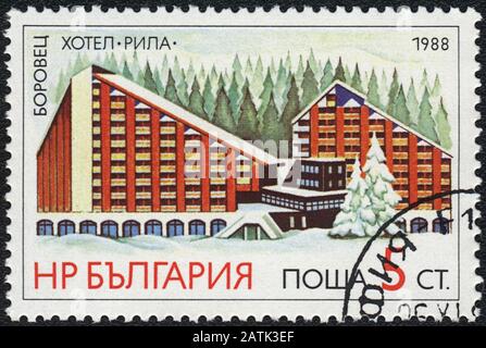 Briefmarke: Rila Hotel Borovets in einem Kiefernwald am Fuße des Gipfels von Musala, Bulgarien 1988 Stockfoto