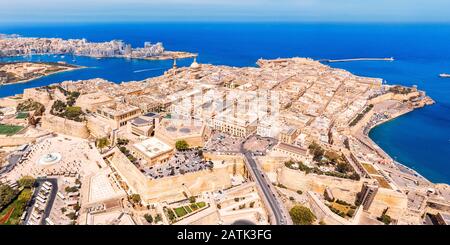 Valletta Hauptstadt Malta. Panoramahafen und blaues Meer. Luftansicht von oben Stockfoto
