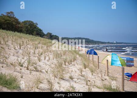 Der Blick über die Düne zum Strand mit vielen Zelten und liegen von Zempin auf der Insel Usedom an einem sonnigen Tag Stockfoto