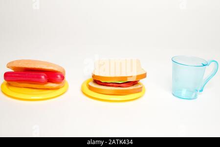 Küche Plastikspielzeug für Kinder. Küchenutensilien und Spielzeug, bunt, schön, auf weißem Hintergrund platziert - Bild Stockfoto