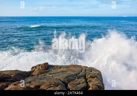 Wellen, die gegen das felsige Ufer, Sri Lanka, krachen. Stockfoto