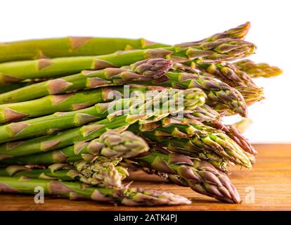 Spargel auf Holz, Nahaufnahme Stockfoto