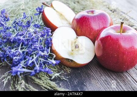 Frische reife rote Äpfel liegen auf einem Holztisch. Vitamine und eine gesunde Ernährung. Vegetarisches Konzept. Nahaufnahme. Stockfoto