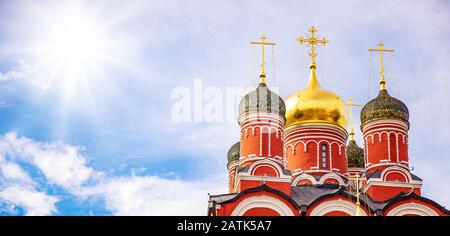 Orthodoxe Kirche gegen blauen Himmel mit Wolken und Sonne. Religion in Russland Konzept, Banner Stockfoto