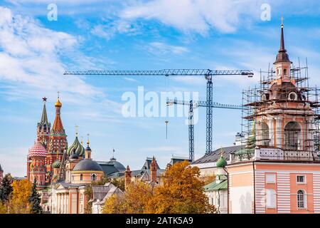 Moskau - 13. Oktober 2018: Panorama-Panorama Zaryadye Park mit Blick auf die St Basil Kathedrale und den Kreml, Russland Herbst Stockfoto