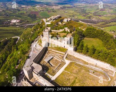 Burg Lombardei auf Enna, Sizilien, Italien. Luftbild Stockfoto