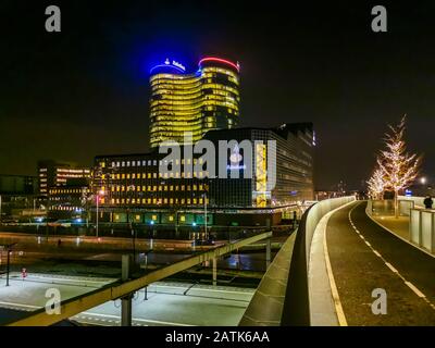 Großes, beleuchtetes rabobank-gebäude nachts in der niederländischen Stadt, am 23. januar 2020 Stockfoto