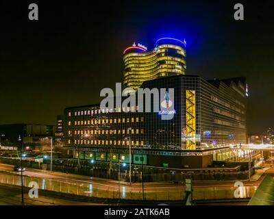 Das große rabobank-gebäude wurde nachts in der niederländischen Stadt, am 23. januar 2020, beleuchtet Stockfoto