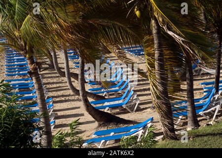 Strand und Sonnenliegen im Nonsle Bay Resort auf Antigua auf den Windward Islands Stockfoto