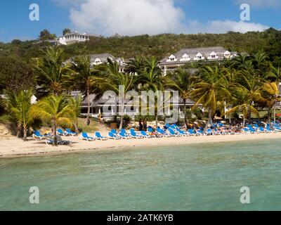 Der Strand im Nonsle Bay Resort auf Antigua und Barbuda auf den Windward-Inseln Stockfoto