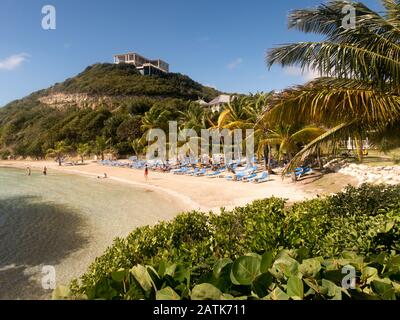 Der Strand im Nonsle Bay Resort auf Antigua und Barbuda auf den Windward-Inseln Stockfoto