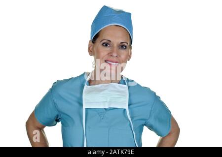 Ein Attraktiver weiblicher Chirurg, der chirurgische Maske und Hut trägt Stockfoto