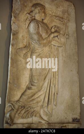 Reliefbild mit Muse, die die Zither spielt. Hellenistisch. Jahrhundert v. Chr.. Marmor. Aus Babakoy (Türkei). Archäologische Museen In Istanbul. Istanbul, Türkei. Stockfoto