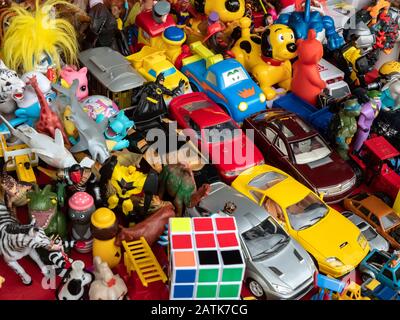 Stockholm, SCHWEDEN - 01. SEPTEMBER 2019: Plastikspielzeug auf dem Markt in Stockholm, Schweden Stockfoto