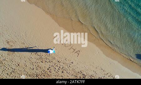 Luftaufnahme auf den idyllischen Strand von Lanikai, in Sand geschrieben, mit ruhigem türkisfarbenem Wasser, das sich am Ufer, Kailua, Oahu Island, Hawaii, USA, abwellt Stockfoto
