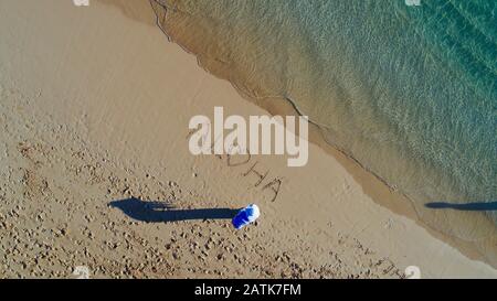 Luftaufnahme auf den idyllischen Strand von Lanikai, in Sand geschrieben, mit ruhigem türkisfarbenem Wasser, das sich am Ufer, Kailua, Oahu Island, Hawaii, USA, abwellt Stockfoto