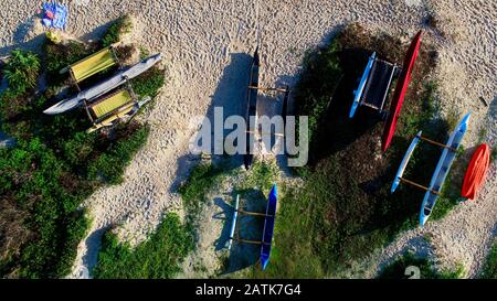 Luftaufnahme von ausziehenden Kanus am Ufer von Lanikai Beach, Kailua, Oahu Island, Hawaii, USA Stockfoto