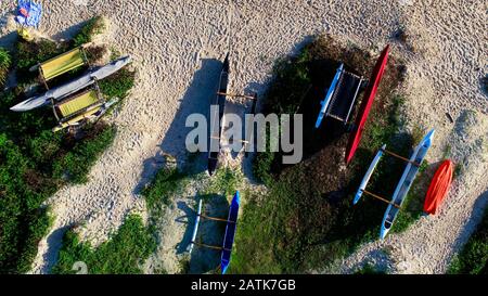 Luftaufnahme von ausziehenden Kanus am Ufer von Lanikai Beach, Kailua, Oahu Island, Hawaii, USA Stockfoto
