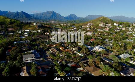 Luftbild der Gemeinde Kailua mit dem Koolau-Gebirge in der Ferne, Windseite von Oahu Island, Hawaii, USA Stockfoto