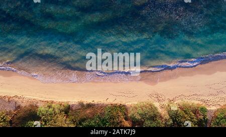 Luftbild hinunter zum Laie Beach Park (Pounders) mit ruhigem türkisfarbenem Wasser, das am frühen Morgen am Strand bricht, in der Nähe von Laie, Oahu Island, Hawaii, USA Stockfoto