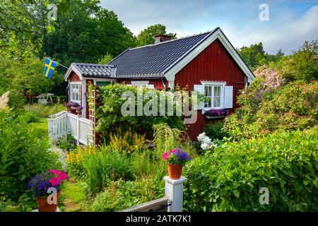 Kleines rotes Cottage in Schweden Stockfoto