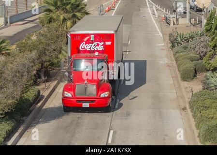 La, USA - 30. Oktober 2018: Ein großer roter Coca-Cola-Truck fährt auf einer Landstraße durch Santa Monica darunter Stockfoto