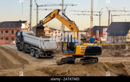 Bagger bei Bauarbeiten auf der Baustelle Stockfoto