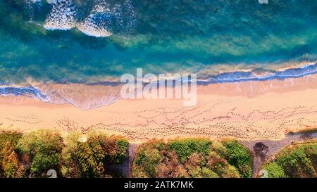 Luftbild hinunter zum Laie Beach Park (Pounders) mit ruhigem türkisfarbenem Wasser, das am frühen Morgen am Strand bricht, in der Nähe von Laie, Oahu Island, Hawaii, USA Stockfoto