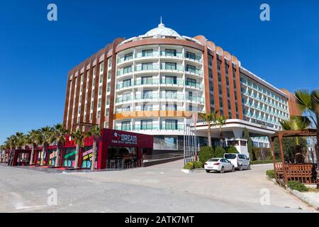 Antalya/TÜRKEI - 22. JANUAR 2020: Fassade des Dreamworld Hotel Aqua in Antalya, Türkei. Stockfoto