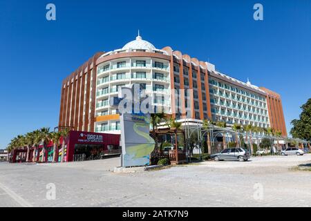 Antalya/TÜRKEI - 22. JANUAR 2020: Fassade des Dreamworld Hotel Aqua in Antalya, Türkei. Stockfoto