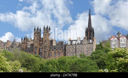 Stadtbild von Edinburgh mit New College und Spire der ehemaligen Mautstelle Kirk Stockfoto