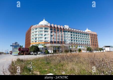 Antalya/TÜRKEI - 22. JANUAR 2020: Fassade des Dreamworld Hotel Aqua in Antalya, Türkei. Stockfoto