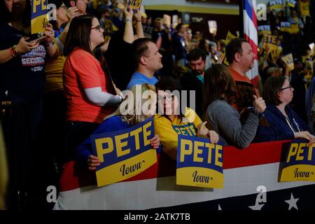 Des Moines, Vereinigte Staaten. Januar 2013. Anhänger des demokratischen Präsidentschaftskandidaten Pete Buttigieg versammeln sich an der Lincoln High School in des, Moines, um einen Wahlkampfstopp am Tag vor dem Caucus zu besuchen.Präsidentschaftskandidat Pete Buttigieg besuchte die Lincoln High School in des Moines, Iowa für einen Wahlkampfstopp am Tag vor den Iowa Caucuses, Mit seinen Anhängern zu sprechen und Fragen zu seiner Politik zu beantworten. Credit: Sopa Images Limited/Alamy Live News Stockfoto