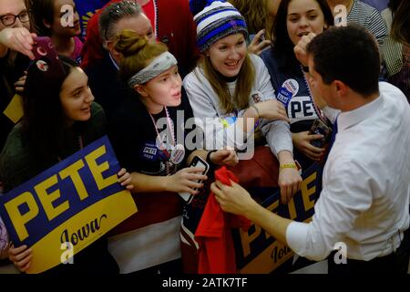 Des Moines, Vereinigte Staaten. Januar 2013. Anhänger des demokratischen Präsidentschaftskandidaten Pete Buttigieg versammeln sich an der Lincoln High School in des, Moines, um einen Wahlkampfstopp am Tag vor dem Caucus zu besuchen.Präsidentschaftskandidat Pete Buttigieg besuchte die Lincoln High School in des Moines, Iowa für einen Wahlkampfstopp am Tag vor den Iowa Caucuses, Mit seinen Anhängern zu sprechen und Fragen zu seiner Politik zu beantworten. Credit: Sopa Images Limited/Alamy Live News Stockfoto