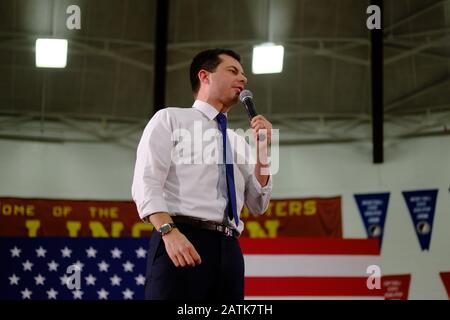 Des Moines, Vereinigte Staaten. Januar 2013. Der demokratische Präsidentschaftskandidat Pete Buttigieg spricht mit seinen Anhängern während eines Wahlkampfstopps an der Lincoln High School in des Moines, Iowa am Tag vor dem Caucus.Präsidentschaftskandidat Pete Buttigieg besuchte die Lincoln High School in des Moines, Iowa für einen Wahlkampfstopp am Tag vor den Iowa Caucuses, Mit seinen Anhängern zu sprechen und Fragen zu seiner Politik zu beantworten. Credit: Sopa Images Limited/Alamy Live News Stockfoto