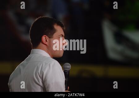 Des Moines, Vereinigte Staaten. Januar 2013. Der demokratische Präsidentschaftskandidat Pete Buttigieg spricht mit seinen Anhängern während eines Wahlkampfstopps an der Lincoln High School in des Moines, Iowa am Tag vor dem Caucus.Präsidentschaftskandidat Pete Buttigieg besuchte die Lincoln High School in des Moines, Iowa für einen Wahlkampfstopp am Tag vor den Iowa Caucuses, Mit seinen Anhängern zu sprechen und Fragen zu seiner Politik zu beantworten. Credit: Sopa Images Limited/Alamy Live News Stockfoto