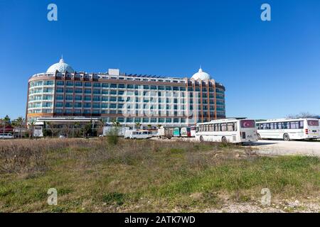 Antalya/TÜRKEI - 22. JANUAR 2020: Fassade des Dreamworld Hotel Aqua in Antalya, Türkei. Stockfoto