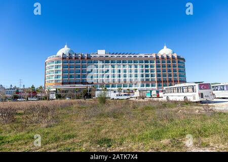 Antalya/TÜRKEI - 22. JANUAR 2020: Fassade des Dreamworld Hotel Aqua in Antalya, Türkei. Stockfoto