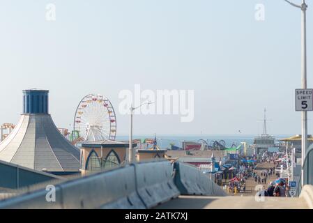 La, USA - 30. Oktober 2018: Pacific Park, Los Angeles, Santa Monica Pier während eines sonnigen heißen Oktobers Stockfoto