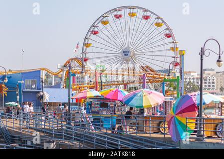 La, USA - 30. Oktober 2018: Pacific Park, Los Angeles, Santa Monica Pier während eines sonnigen heißen Oktobers Stockfoto