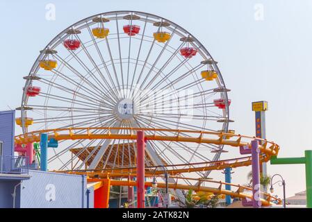 La, USA - 30. Oktober 2018: Pacific Park, Los Angeles, Santa Monica Pier während eines sonnigen heißen Oktobers Stockfoto